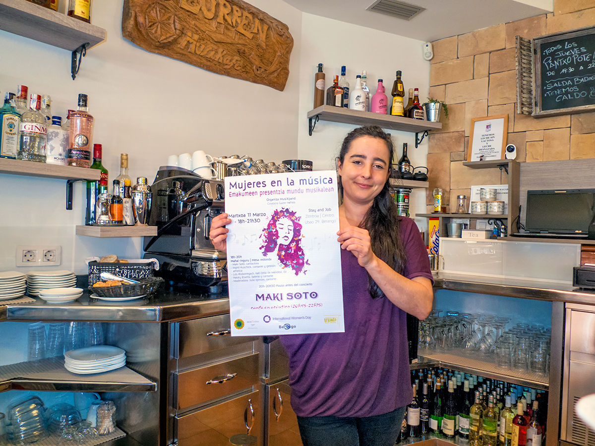 Día de las mujeres en Berango el 11 de marzo: una mañana pegando carteles